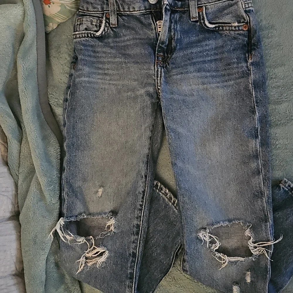 Forever 21 Kids Size 5-6 Blue Relaxed Fit Distressed Jeans